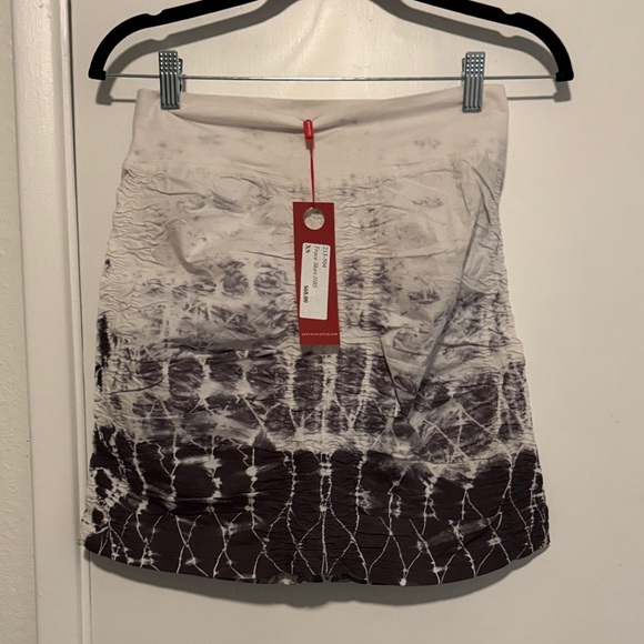 Wearables Dresses & Skirts - Chic Tie-Dye Mini Skirt in Black and White